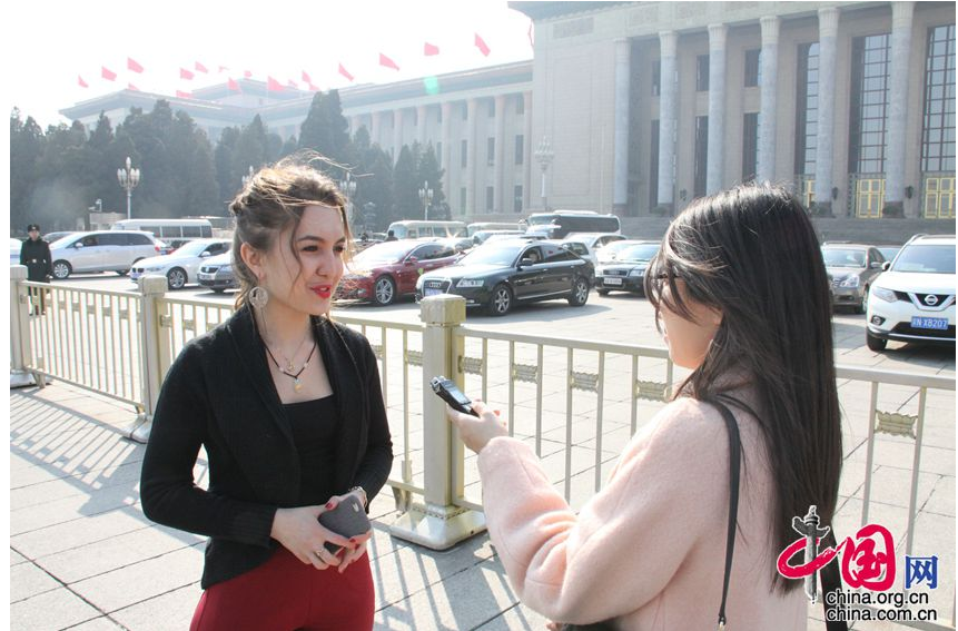 Студентка из Узбекистана следит за «двумя сессиями»