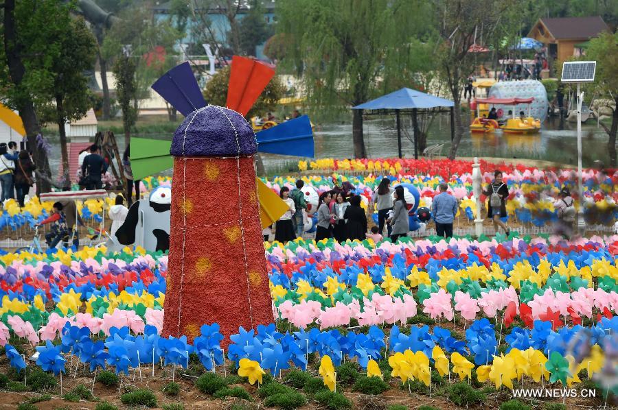 Не цветы колышатся на ветру в Лояне