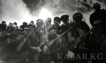 Китайский фотограф Чэн Жифен издал фотоальбом «Орлиный род», посвященный истории и культуре кыргызов