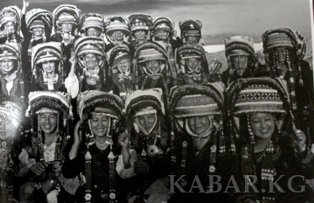 Китайский фотограф Чэн Жифен издал фотоальбом «Орлиный род», посвященный истории и культуре кыргызов