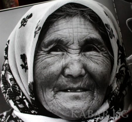 Китайский фотограф Чэн Жифен издал фотоальбом «Орлиный род», посвященный истории и культуре кыргызов