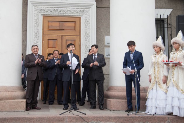 Китай подарил Бишкеку десять автобусов