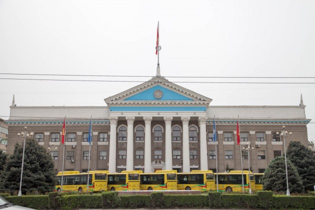 Китай подарил Бишкеку десять автобусов