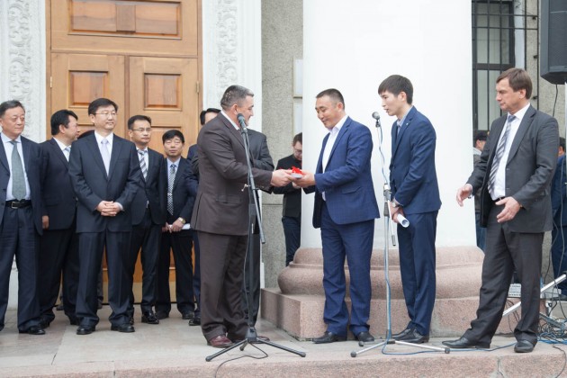 Китай подарил Бишкеку десять автобусов