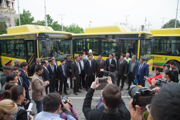 Китай подарил Бишкеку десять автобусов