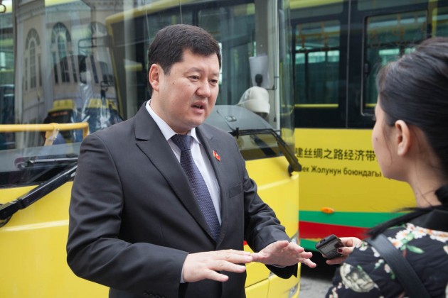 Китай подарил Бишкеку десять автобусов