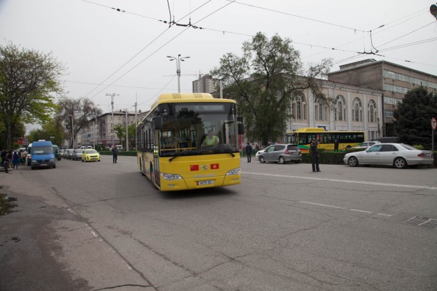 Китай подарил Бишкеку десять автобусов