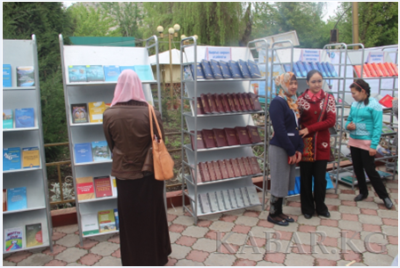 В городе Ош открылась библиотека на свежем воздухе