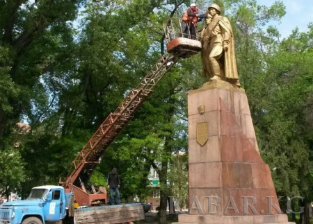 Сотрудники МП «Тазалык» приводят в порядок памятники в Бишкеке