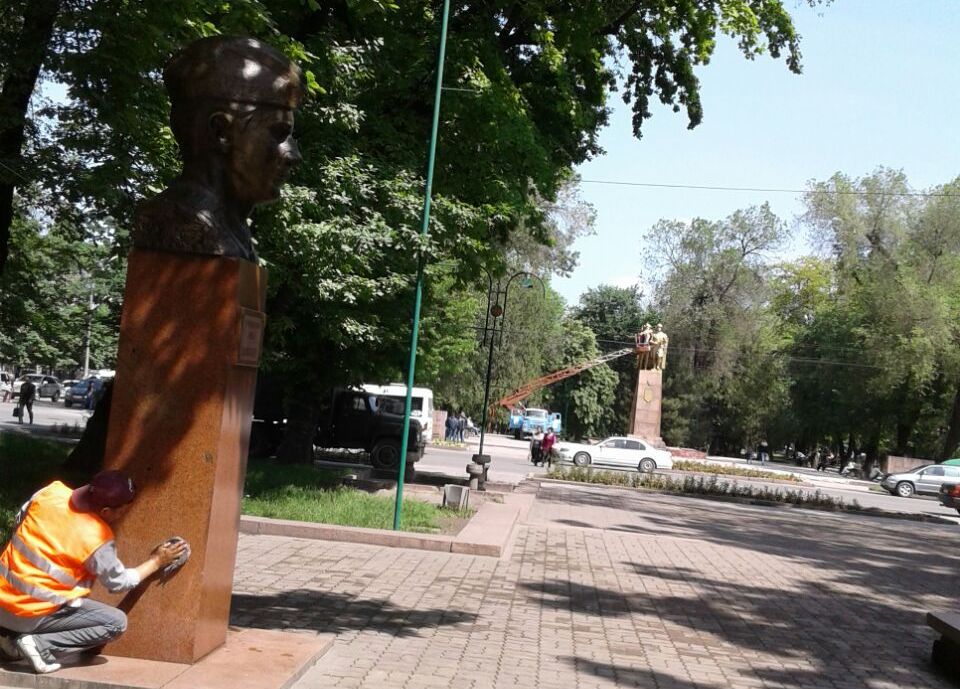 Сотрудники МП «Тазалык» приводят в порядок памятники в Бишкеке