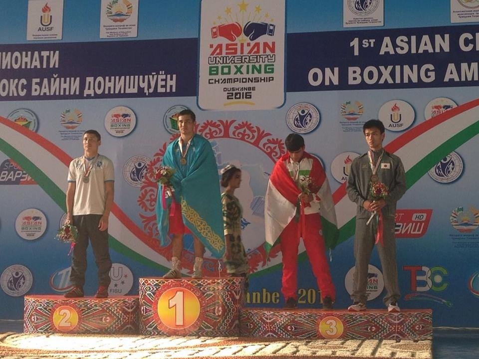 Боксер Кыргызстана Рахманкул Аватов стал чемпионом Азии среди студентов на соревнованиях, которые завершились вчера, 7 мая, в Душанбе (Таджикистан).