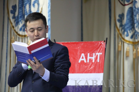 Председатель фонда «Ыйман» презентовал свой новый роман «Клятва»