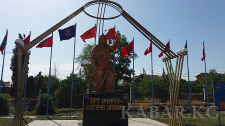 В Бишкеке воздвигли памятник пожарнику