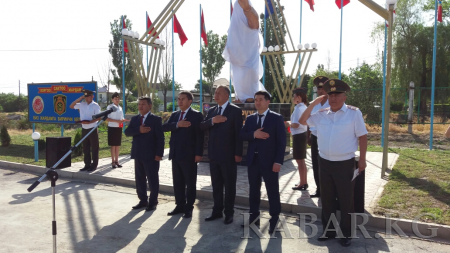 В Бишкеке воздвигли памятник пожарнику