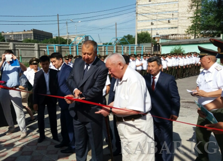 В Бишкеке воздвигли памятник пожарнику