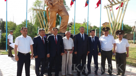В Бишкеке воздвигли памятник пожарнику