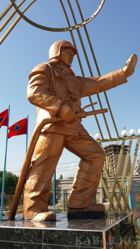 В Бишкеке воздвигли памятник пожарнику