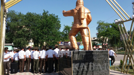 В Бишкеке воздвигли памятник пожарнику