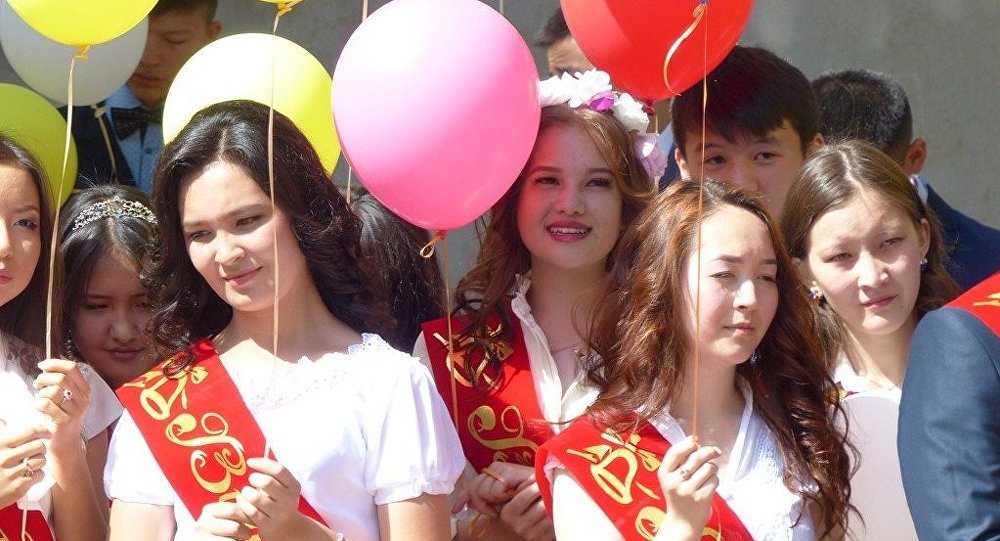 Выпускники столичных школ получат аттестаты 23 июня