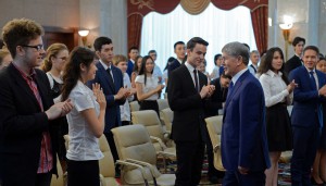 Атамбаев призвал выпускников быть порядочными людьми