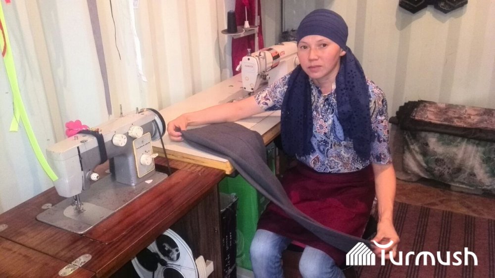 Жизнь в регионах: Аида из Таласа шьет одежду в стиле национального колорита и планирует открыть швейных цех (фото)