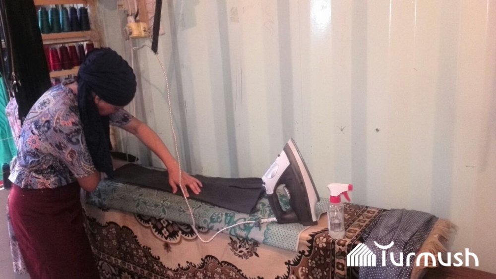 Жизнь в регионах: Аида из Таласа шьет одежду в стиле национального колорита и планирует открыть швейных цех (фото)