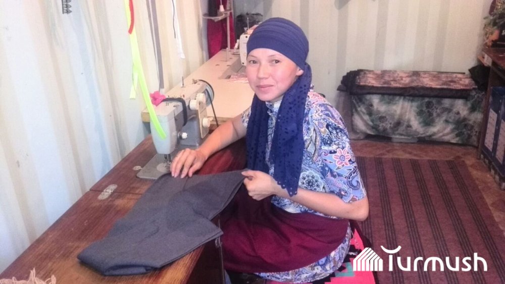 Жизнь в регионах: Аида из Таласа шьет одежду в стиле национального колорита и планирует открыть швейных цех (фото)
