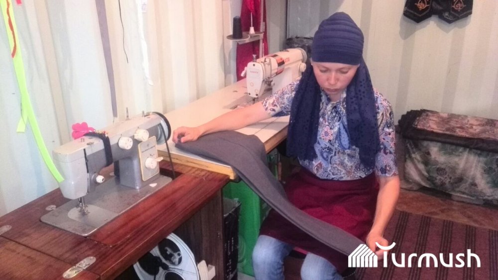 Жизнь в регионах: Аида из Таласа шьет одежду в стиле национального колорита и планирует открыть швейных цех (фото)