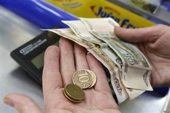 Таджикские мигранты стали больше отправлять деньги из России