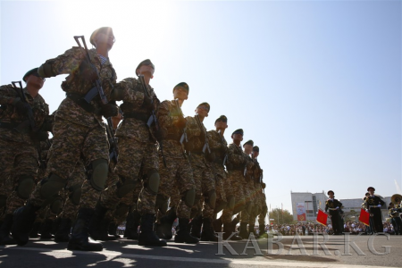 Военный парад на центральной площади «Ала-Тоо» в честь Дня независимости