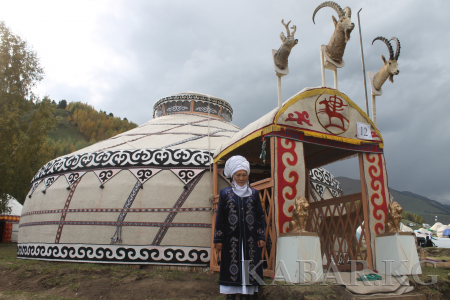 На джайлоо Кырчын бабушка из Алая представила модернизированную юрту