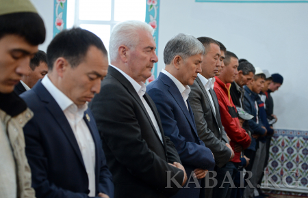 Президент А.Атамбаев принял участие в праздничном айт-намазе в мечети с.Арашан
