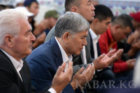 Президент А.Атамбаев принял участие в праздничном айт-намазе в мечети с.Арашан