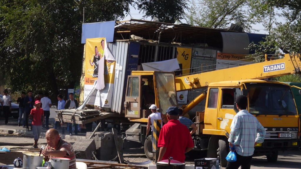 В Октябрьском районе столицы демонтировали незаконно установленные  павильоны