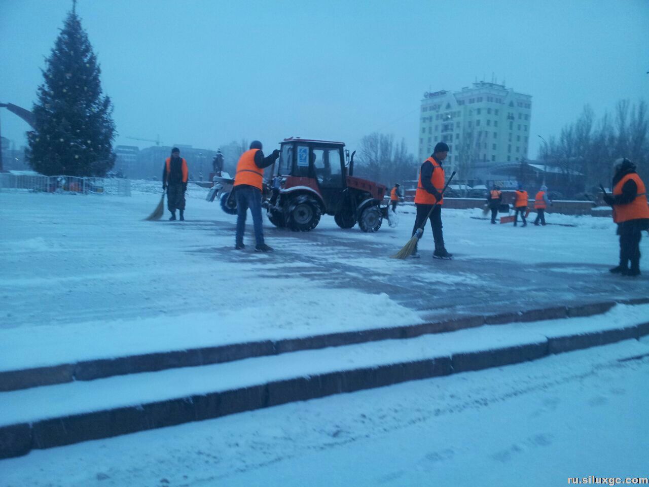Сотрудники «Тазалыка» очищают Бишкек от снега