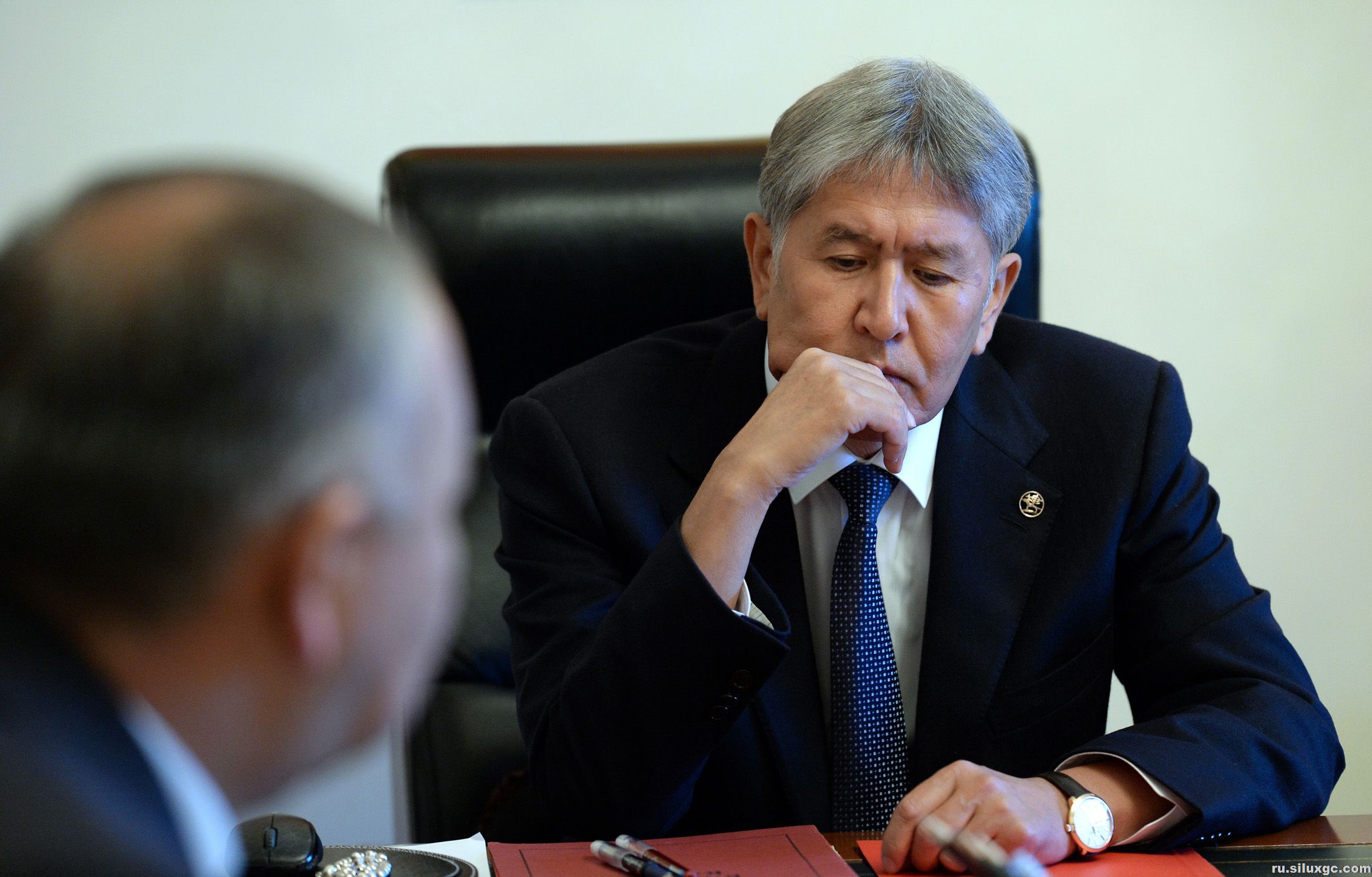 Кубатбек Боронов доложил А.Атамбаеву о мерах, принимаемых спасателями по ликвидации последствий крушения самолета