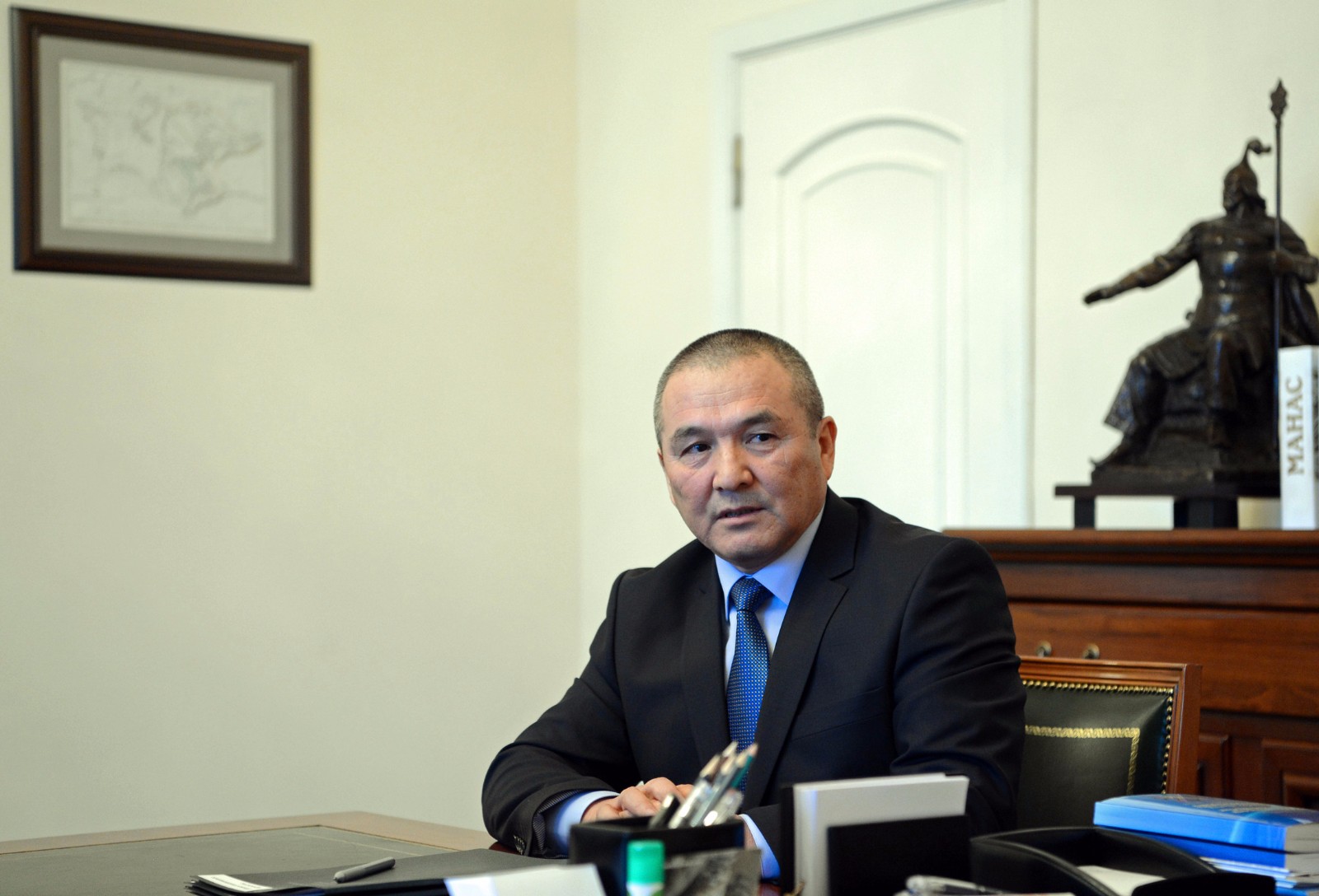 Президент Алмазбек Атамбаев принял министра транспорта и дорог Жамшитбека Калилова