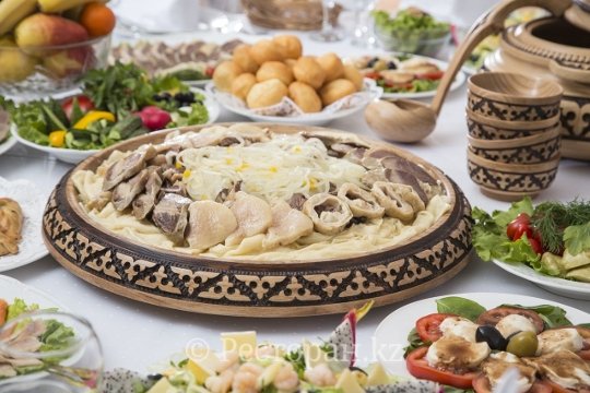 Жизнь в Центральной Азии: Чем отличается приготовление бешбармака в Кыргызстане и Казахстане
