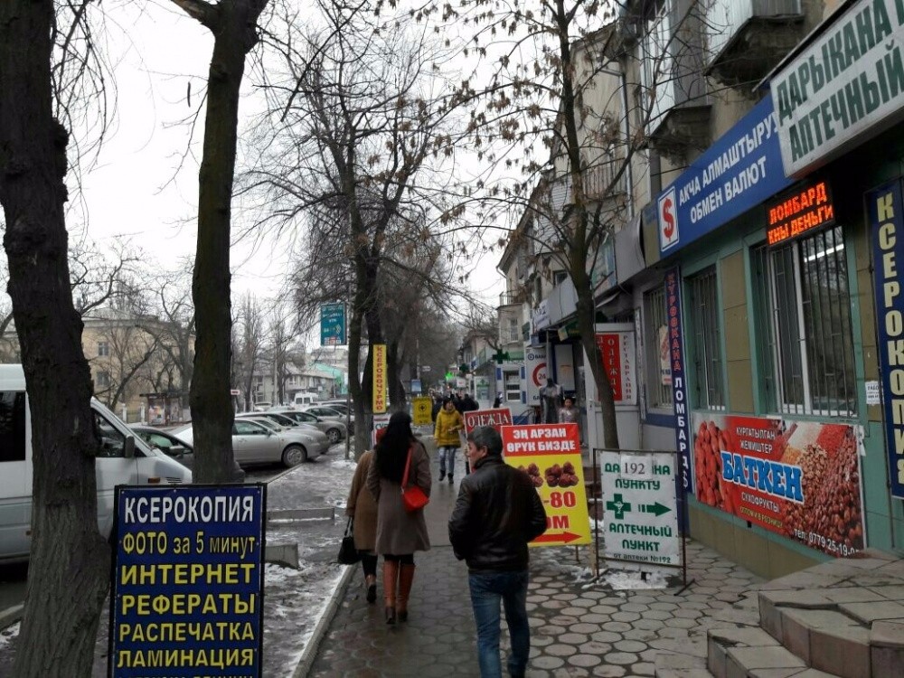 Мобильные пункты приема платежей и рекламные щиты исчезают с улиц Бишкека