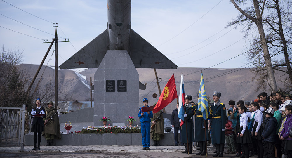 Самолет с кыргызстанцем и россиянином упал на фашистов — их подвиг помнят