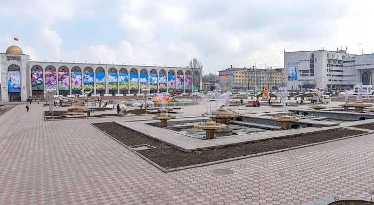 В Бишкеке полным ходом идет оформление площади «Ала-Тоо» к Ноорузу
