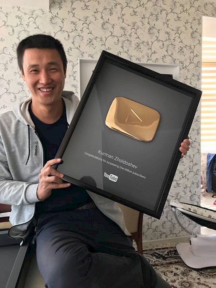 Впервые видеоблогер из Кыргызстана получил «Золотую кнопку» от Youtube