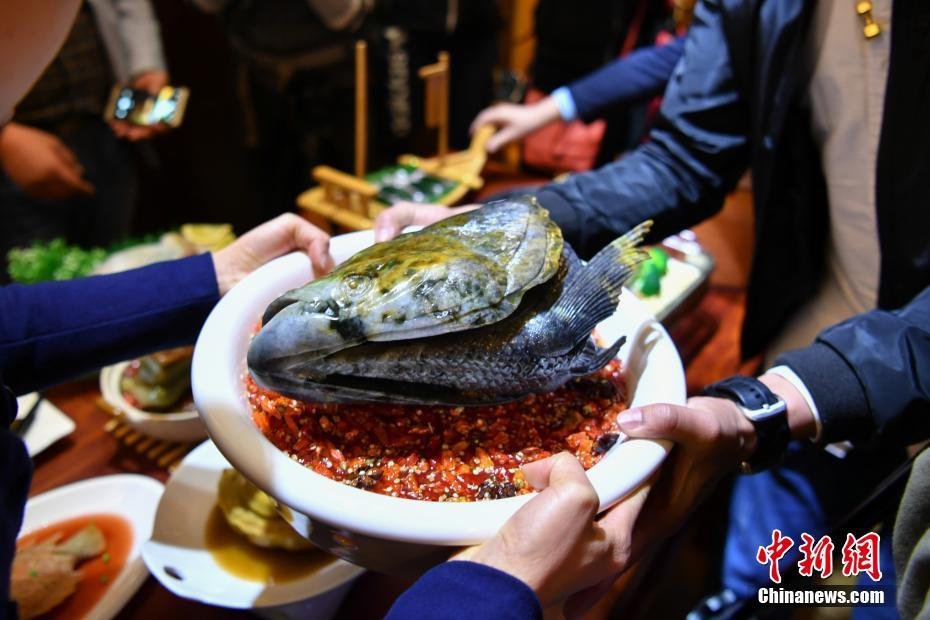 Китайский мастер приготовил «каменный банкет»