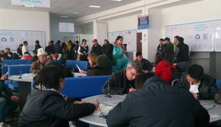 Из-за большого количества желающих получить новые паспорта график работы ЦОНах Бишкека продлен - ГРС