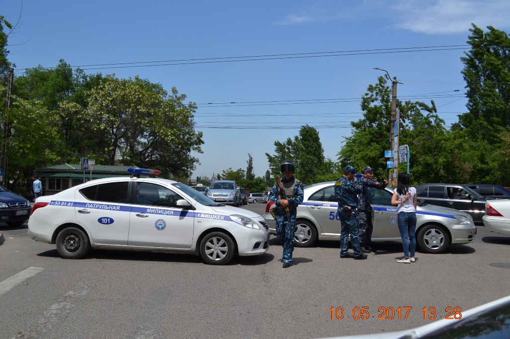 Сотрудники УПМ ГУВД г.Бишкек пакет с тикающими часами приняли за бомбу