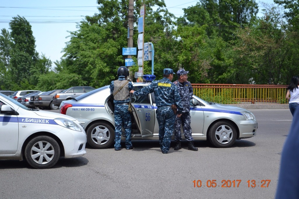 Сотрудники УПМ ГУВД г.Бишкек пакет с тикающими часами приняли за бомбу