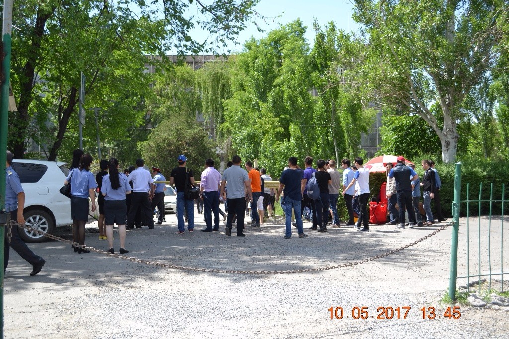 Сотрудники УПМ ГУВД г.Бишкек пакет с тикающими часами приняли за бомбу
