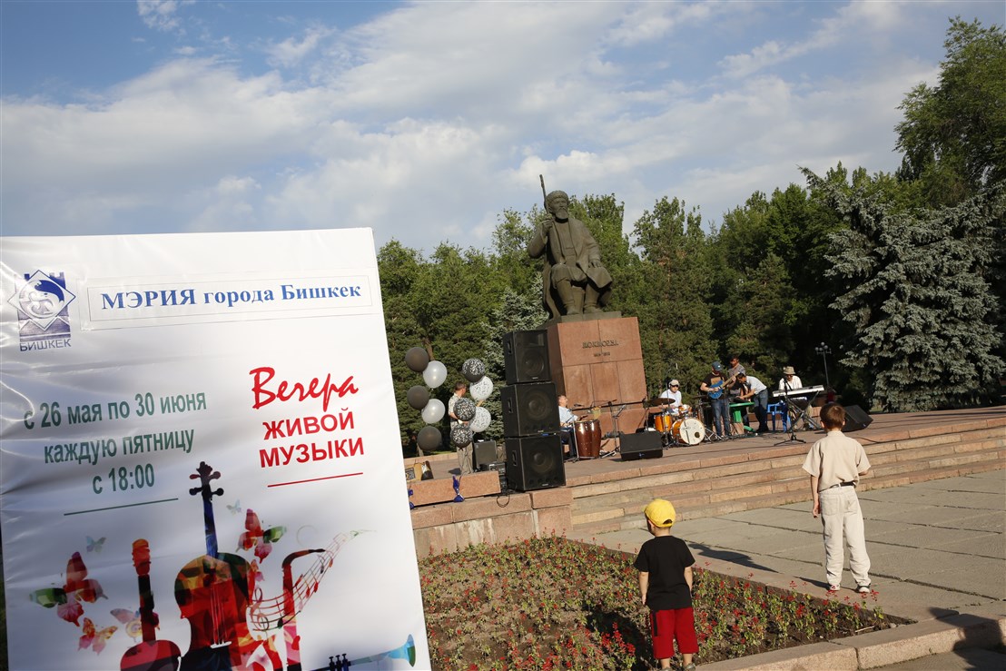 Вечер джазовой музыки под открытым небом в Бишкеке