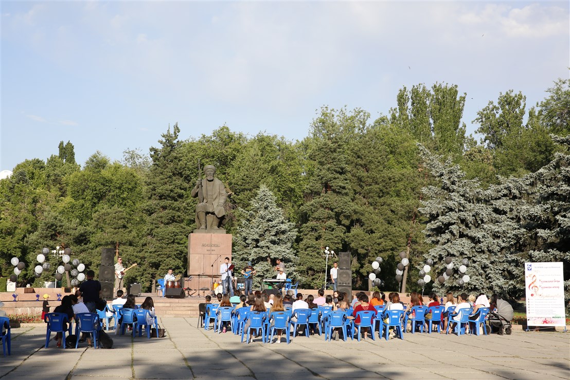 Вечер джазовой музыки под открытым небом в Бишкеке