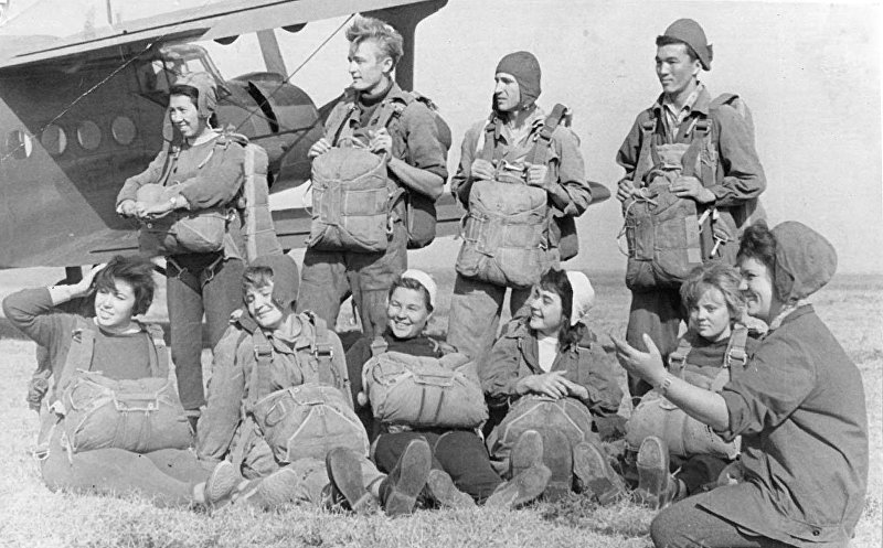 Хотела летать, но меня украли замуж, — история первой парашютистки из КР